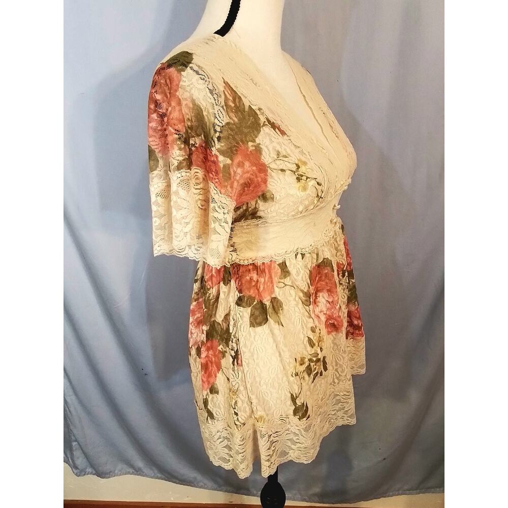 Pretty Good; Beige lace top with roses - Picture 3 of 8